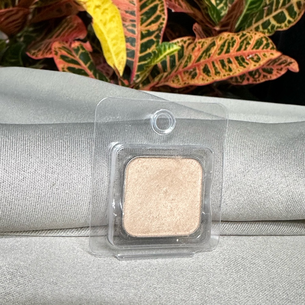 Seint shimmer eyeshadow in Sabrina